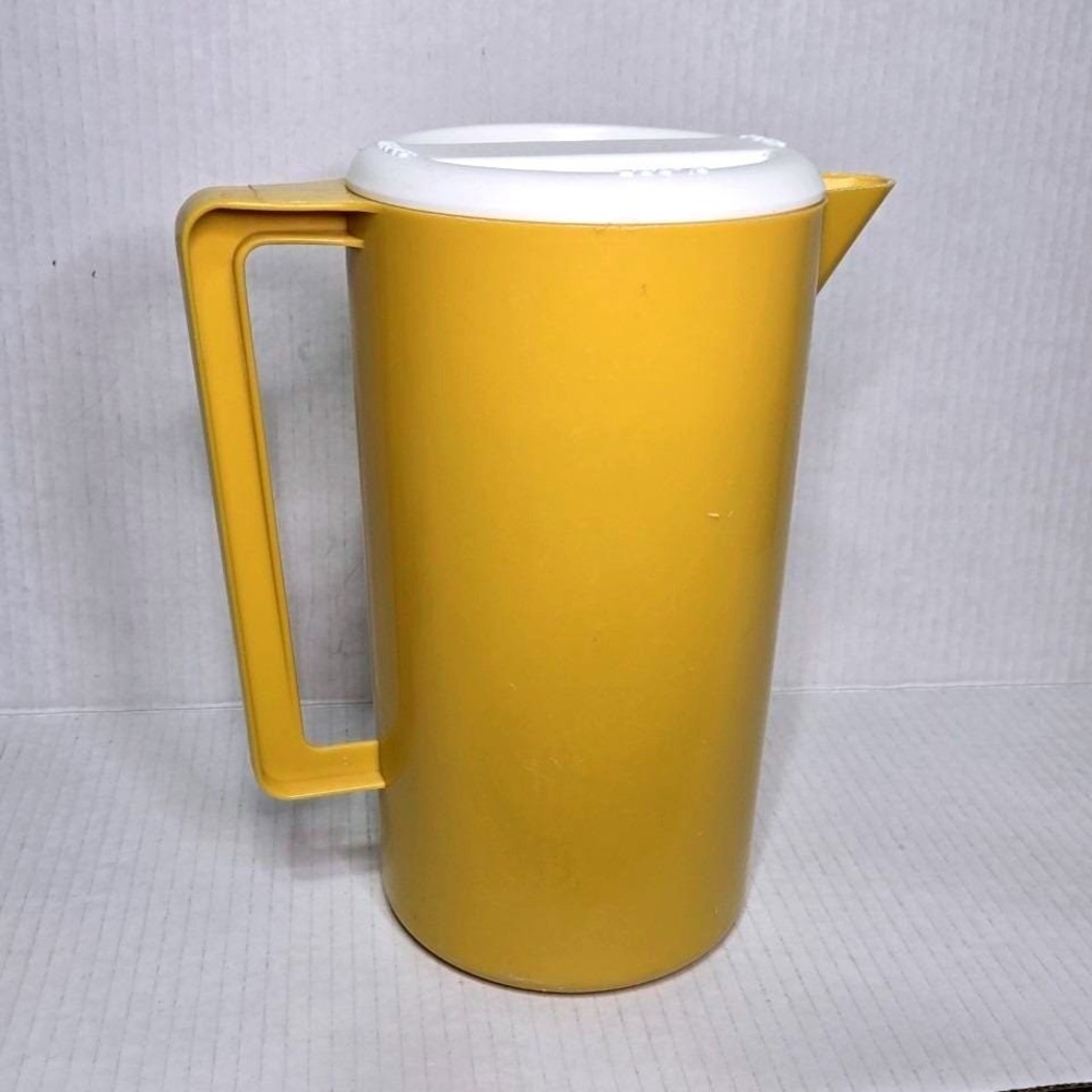 Vintage Harvest Yellow Orange Gold Pitcher Pour Strain Lid USA 70s
